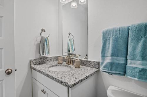 un baño con lavabo y espejo en B Coastal Near Cessna Landing, en Santa Rosa Beach