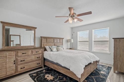 Un dormitorio con una cama y un ventilador de techo. en B Coastal Near Cessna Landing, en Santa Rosa Beach