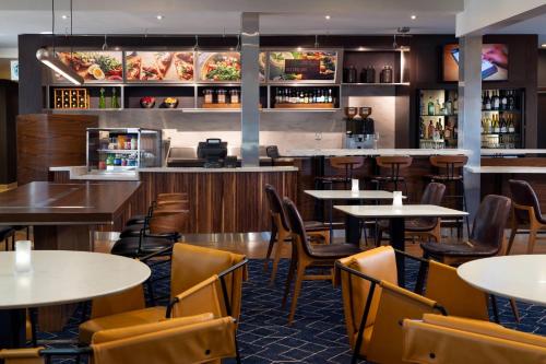 Un restaurante u otro lugar para comer en Courtyard by Marriott Bakersfield