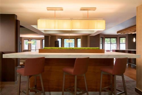a kitchen with a large island with bar stools at Courtyard Akron Fairlawn in Montrose