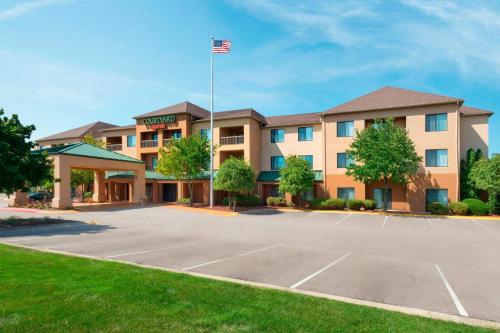 a hotel with a tennis court in front of it at Courtyard Akron Fairlawn in Montrose