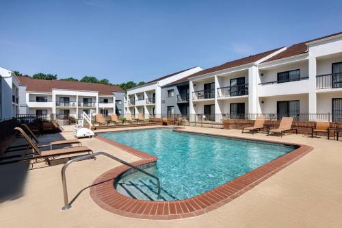 a swimming pool in the middle of a building at Courtyard Atlanta Norcross/Peachtree Corners in Norcross