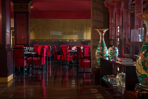 Un restaurante u otro lugar para comer en Renaissance Cairo Mirage City Hotel