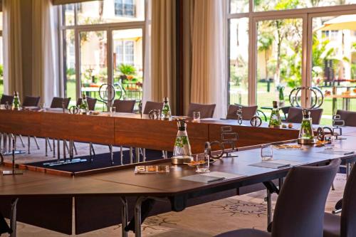 Un restaurante u otro lugar para comer en Renaissance Cairo Mirage City Hotel