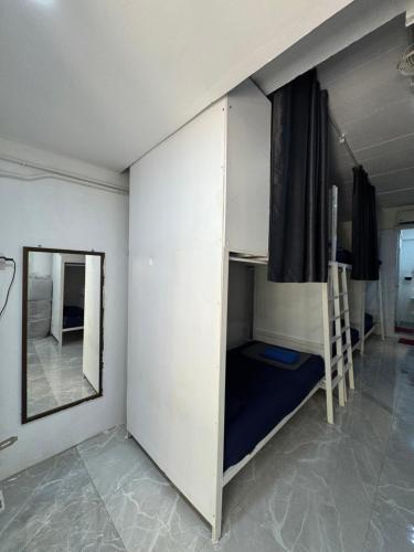 um quarto com 2 beliches e um espelho em Magic Hostel em Phi Phi Don