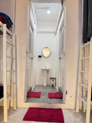 um quarto com 2 beliches e um lavatório em Magic Hostel em Phi Phi Don