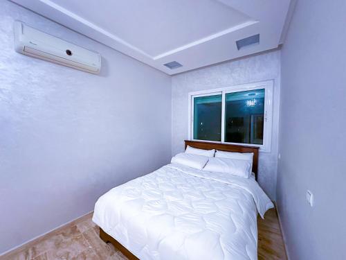 Spacious & chic - 3 min from Casa City Finance " CFC "にあるベッド