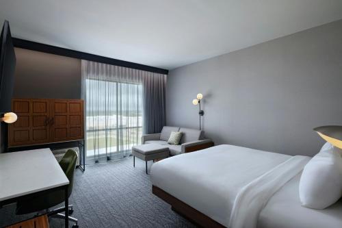 Postel nebo postele na pokoji v ubytování Courtyard by Marriott Austin Dripping Springs
