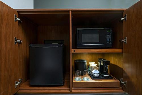 a cupboard with a microwave and a coffee maker at Courtyard by Marriott Austin Dripping Springs in Dripping Springs