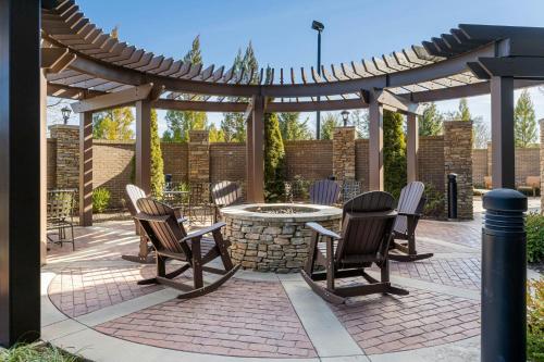 a patio with a table and chairs under a pergola at Courtyard by Marriott Asheville Airport in Arden