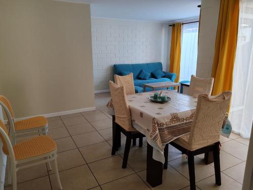 a living room with a table and chairs and a couch at La Serena casa Puertas del Mar cerca del Faro in La Serena