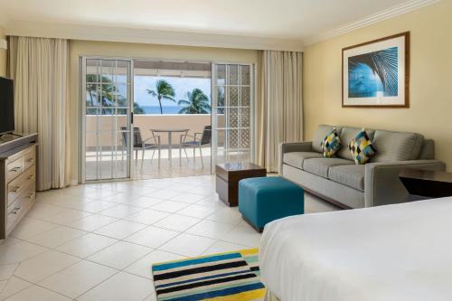 Uma TV ou centro de entretenimento em Turtle Beach, a Tribute Portfolio All Inclusive Hotel
