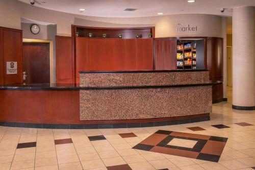 a lobby with a bar in a hotel at Courtyard Fort Meade BWI Business District in Annapolis Junction