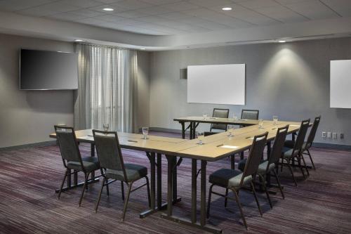 a conference room with a long table and chairs at Courtyard Fort Meade BWI Business District in Annapolis Junction