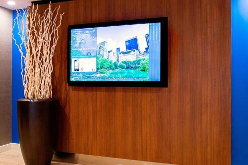 Courtyard Binghamtonにあるテレビまたはエンターテインメントセンター