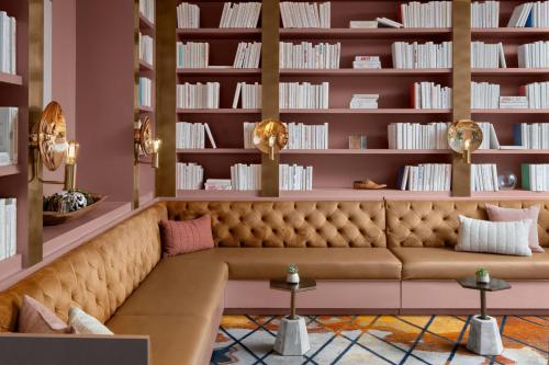 Χώρος καθιστικού στο Downright Austin, A Renaissance Hotel