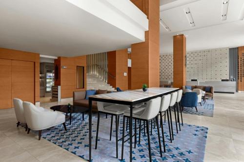 Χώρος καθιστικού στο Courtyard by Marriott Bangkok