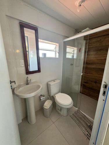 サン・フランシスコ・ド・スルにあるPousada Farol da Ilhaの洗面台、トイレ、シャワー付きのバスルーム