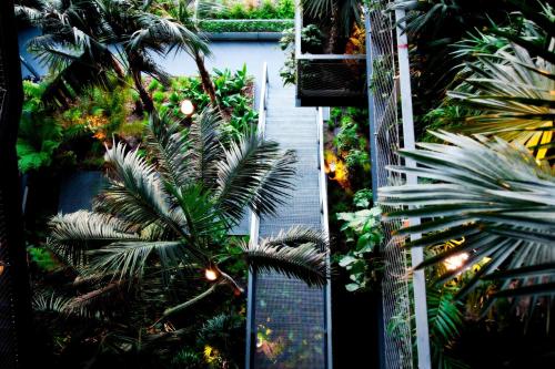 Taman di luar Renaissance Barcelona Fira Hotel