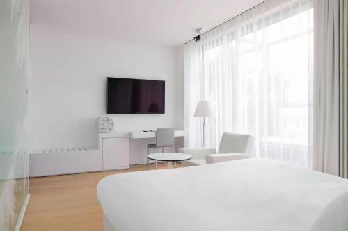 Televisyen dan/atau pusat hiburan di Renaissance Barcelona Fira Hotel