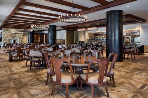 une salle à manger avec des tables et des chaises dans un restaurant dans l'établissement Renaissance Birmingham Ross Bridge Golf Resort & Spa, à Hoover