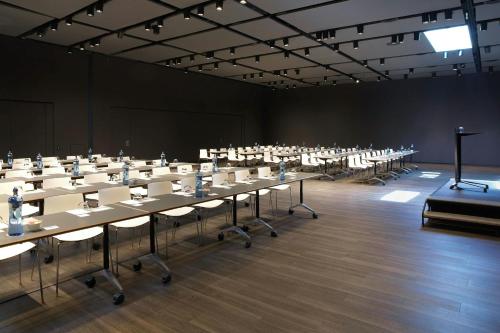 Kawasan bisnes dan/atau bilik persidangan di Renaissance Barcelona Fira Hotel