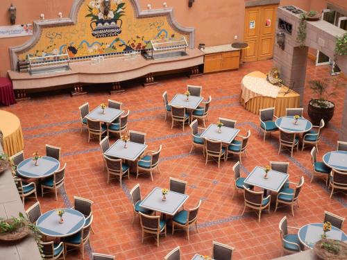 Una vista aérea de un restaurante con mesas y sillas. en Holiday Inn Express Silao-Aeropuerto Bajio by IHG, en Silao