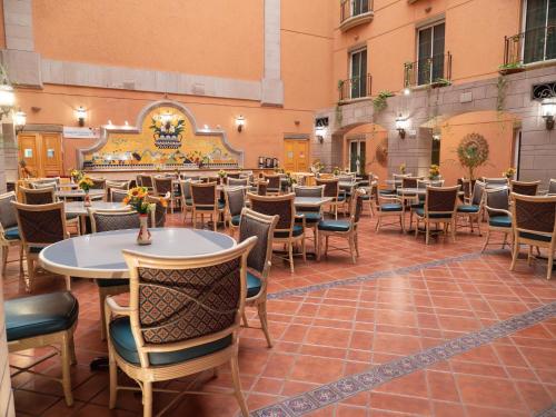 Un restaurante con mesas y sillas en un edificio. en Holiday Inn Express Silao-Aeropuerto Bajio by IHG, en Silao