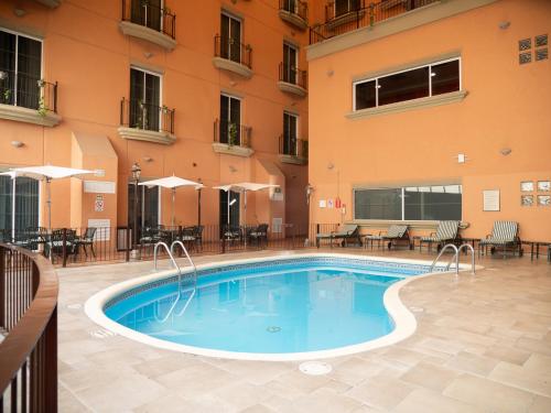 a swimming pool in front of a building at Holiday Inn Express Silao-Aeropuerto Bajio by IHG in Silao