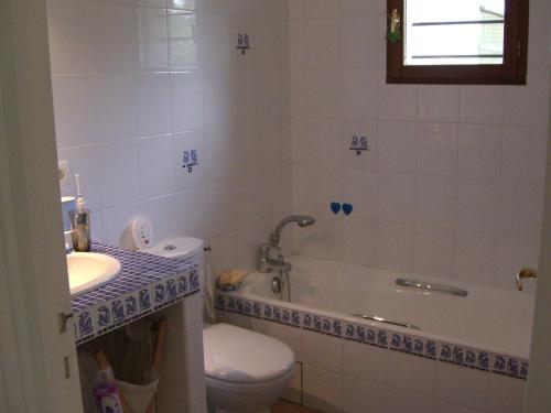 派拉索梅Villa au Pyla, Proximité Plage, Capacité 7 Pers. - FR-1-474-42的带浴缸、马桶和水槽的浴室