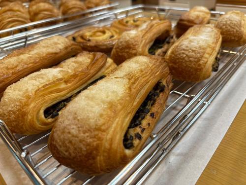 a bunch of pastries on a rack in a bakery at 南紀月の瀬温泉ぼたん荘 in Takaike
