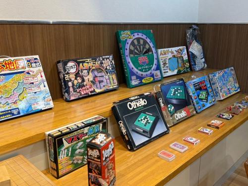 a table with a bunch of games on it at 南紀月の瀬温泉ぼたん荘 in Takaike
