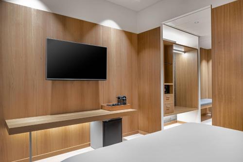 AC Hotel Diagonal L'Illa by Marriottにあるテレビまたはエンターテインメントセンター