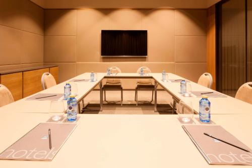 AC Hotel Diagonal L'Illa by Marriottにあるビジネスエリアまたは会議室