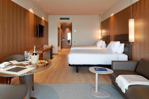 AC Hotel Diagonal L'Illa by Marriottにあるベッド