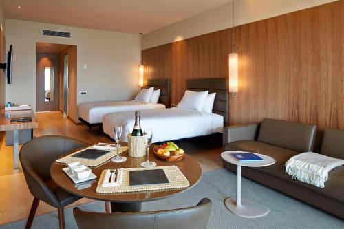 Posteľ alebo postele v izbe v ubytovaní AC Hotel Diagonal L'Illa by Marriott