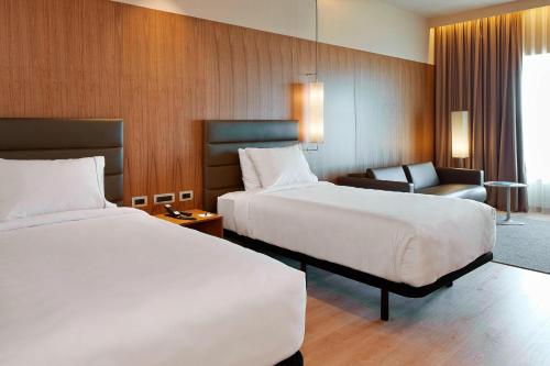 AC Hotel Diagonal L'Illa by Marriottにあるベッド