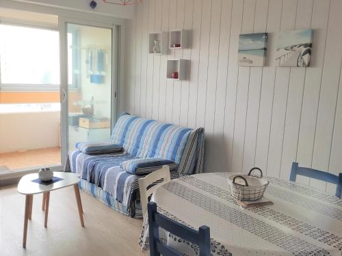 Photo de la galerie de l'établissement Appartement avec balcon, parking, proche plage - FR-1-652-27, à Saint-Hilaire-de-Riez