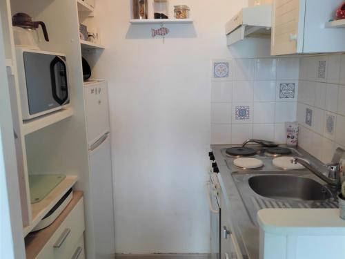 Photo de la galerie de l'établissement Appartement avec balcon, parking, proche plage - FR-1-652-27, à Saint-Hilaire-de-Riez