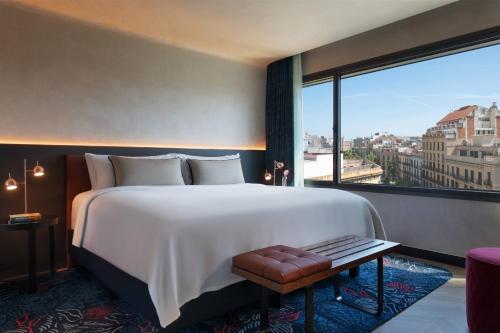 Postel nebo postele na pokoji v ubytování Renaissance Barcelona Hotel