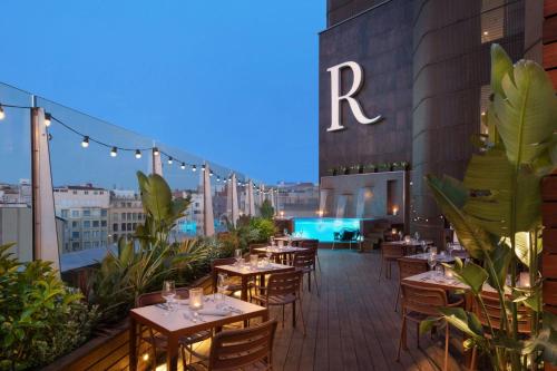 Bazén v ubytování Renaissance Barcelona Hotel nebo v jeho okolí