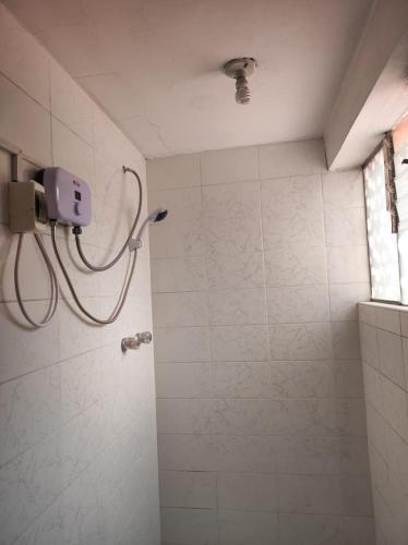 eine Dusche im Bad mit Duschkopf in der Unterkunft Habitación cómoda y confortable en el corazón de Puno in Puno