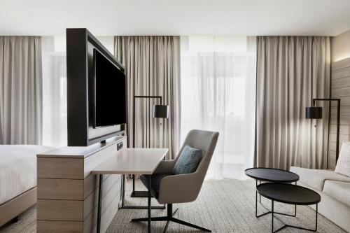 Una televisión o centro de entretenimiento en Courtyard by Marriott Batumi