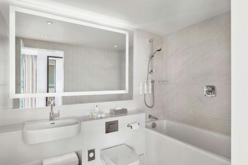 Un baño de Courtyard by Marriott Batumi