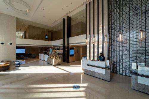 巴罗达Courtyard by Marriott Vadodara的大厅,在大楼中间的人
