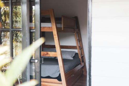 a bunk bed in a room with a ladder at CABAÑA LAGO CALIMA, frente al lago in Calima