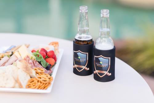 zwei Flaschen Bier und ein Teller Essen in der Unterkunft Murray Downs Resort in Swan Hill