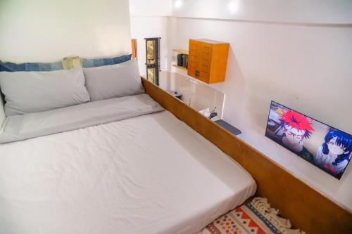 Katil atau katil-katil dalam bilik di Cozy LoftBed Wi-fi Netflx Ligao Natl Rd W Parking Rm 308 3F