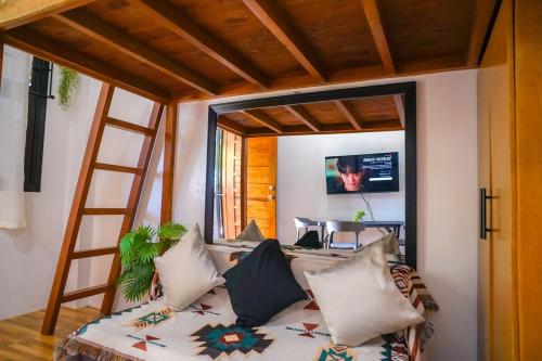 Televisyen dan/atau pusat hiburan di Cozy LoftBed Wi-fi Netflx Ligao Natl Rd W Parking Rm 308 3F