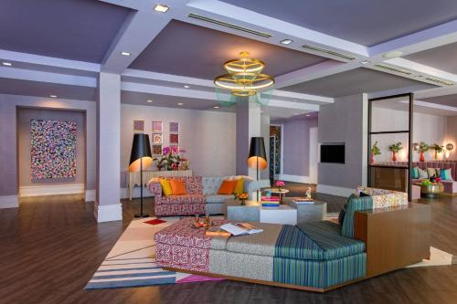 アトランタにあるHotel Colee, Atlanta Buckhead, Autograph Collectionのソファとシャンデリアのあるリビングルーム